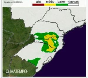Áreas com risco baixo (verde) e médio (amarelo) de geadas para quinta-feira (11).